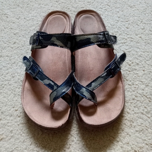 Sandals - Picture 1 of 2